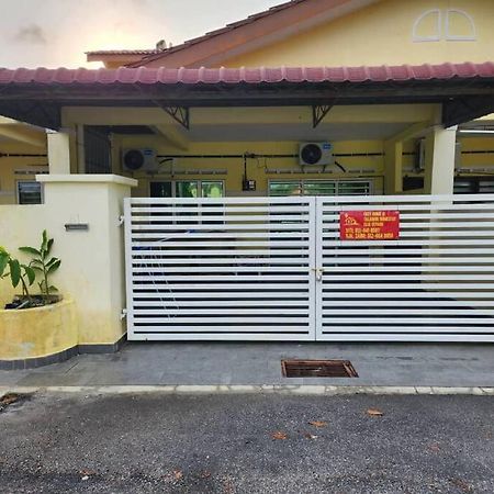 D'Haja 61 Klia Sepang With 3 Airconds & Wifi Villa Banting  Exterior foto