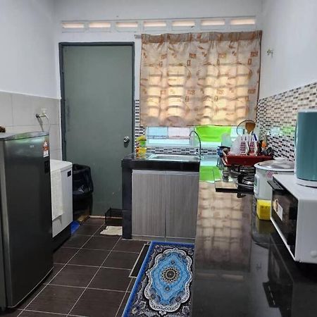 D'Haja 61 Klia Sepang With 3 Airconds & Wifi Villa Banting  Exterior foto